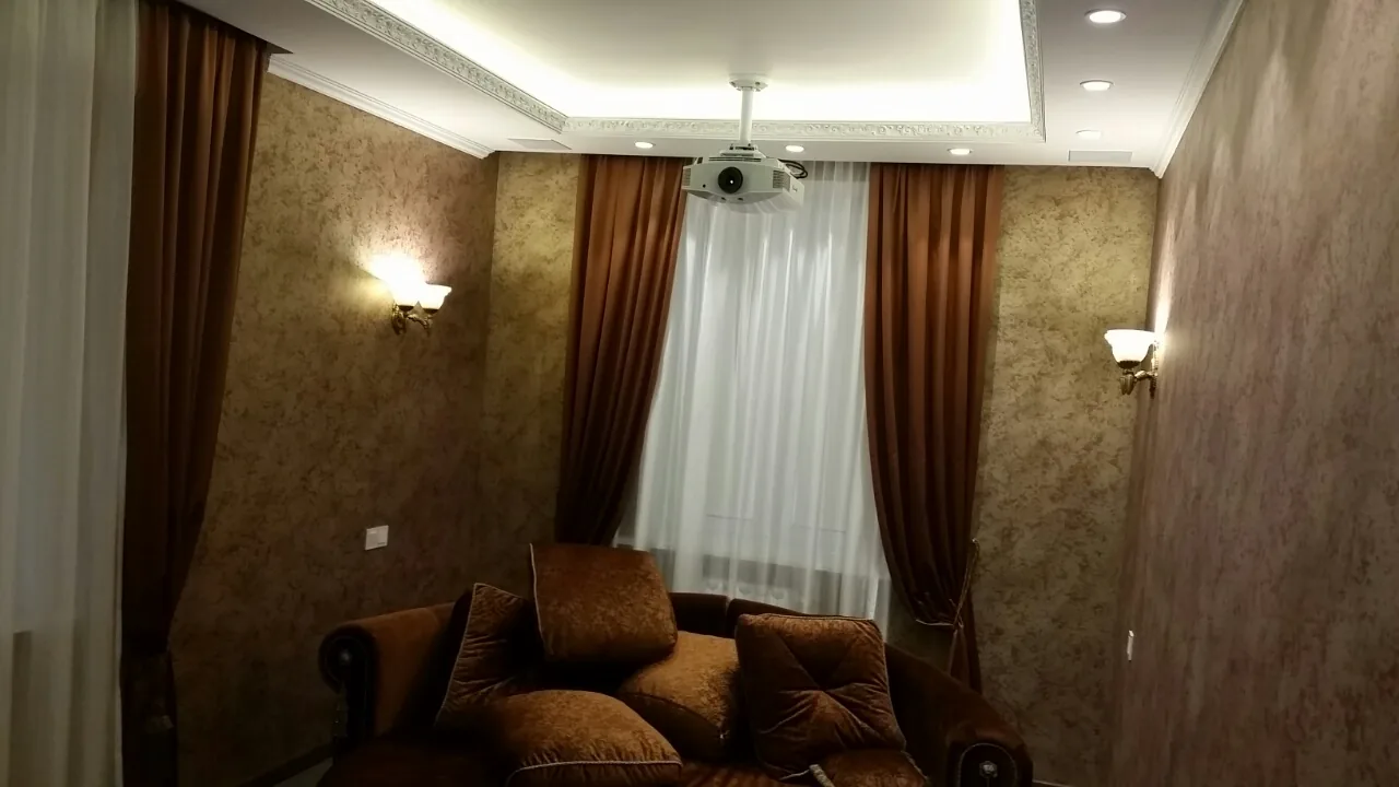 Дизайнерский ремонт гостиной в Москве и МО: домашний кинотеатр с проектором